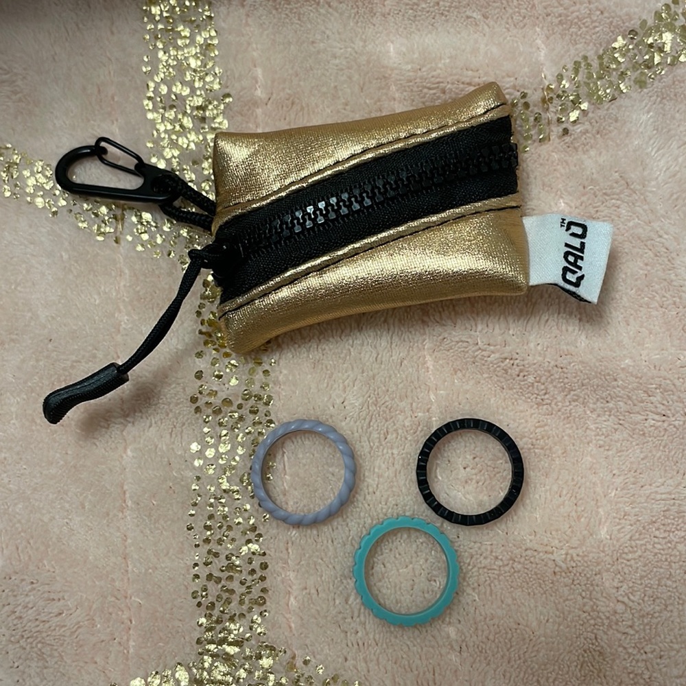 Qalo stackable ring set with rose gold pouch size 7